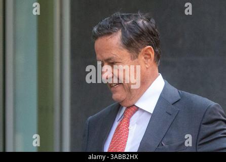 London, England, Großbritannien. April 2025. Der ehemalige CEO von Barclays JES STALEY kommt beim High Court in London an, weil er seine Anträge wegen seiner Freundschaft withÂ Jeffrey Epstein gegen sein Verbot der britischen Finanzbranche abgeschlossen hat. (Kreditbild: © Tayfun Salci/ZUMA Press Wire) NUR REDAKTIONELLE VERWENDUNG! Nicht für kommerzielle ZWECKE! Quelle: ZUMA Press, Inc./Alamy Live News Stockfoto