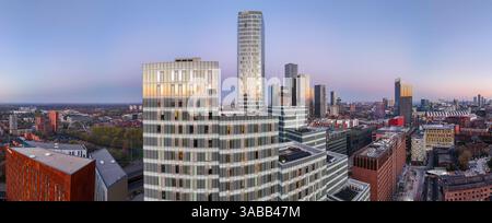 Panoramaaufnahme eines Sonnenaufgangs über dem Square Gardens-Hochhaus in Manchester, Großbritannien Stockfoto