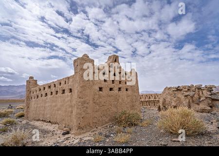 Blick auf die Landschaft des traditionellen kirgisischen Grabes auf dem alten Friedhof entlang der hoch gelegenen Pamir-Autobahn, Murghab, Gorno-Badakhshan, Tadschikistan Stockfoto