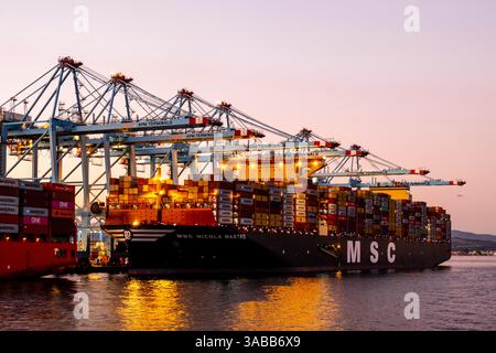 Gibraltar, Vereinigtes Königreich - 26. Dezember 2023: Containerschiff im Hafen bei Sonnenuntergang Stockfoto
