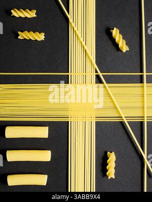 Geometrische Pasta-Komposition auf schwarzem Hintergrund Stockfoto