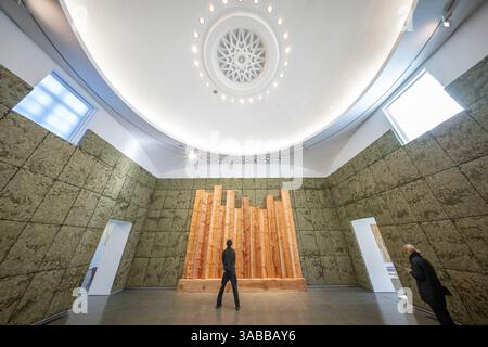 Serpentine South, London, Großbritannien. April 2025. Serpentine freut sich, die umfassendste institutionelle Ausstellung von Giuseppe Penone im Vereinigten Königreich mit „Gedanken in den Wurzeln“ präsentieren zu können. Die Ausstellung ist vom 3. April bis 7. September im Serpentine South und jenseits der Galerie mit Skulpturen in den Royal Parks zu sehen. Thought in the Roots zeigt das anhaltende Interesse des Künstlers an der Beziehung zwischen Mensch und Natur und zeigt Werke, die von 1969 bis heute reichen. Bild: Giuseppe Penone, Alberi Libro (Buchbäume), 2017. Quelle: Malcolm Park/Alamy Live News Stockfoto