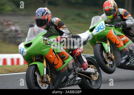 Britsh Supersport Championship Cadwell Park Lough Lincolnshire England uk August 2003 Kieran Murphy (98) fuhr auf einem Kawasaki ZXR 600 ccm und Danny Beaumont (37) fuhr auf einem Kawasaki 600 ccm für das Team Discovery Racing Stockfoto