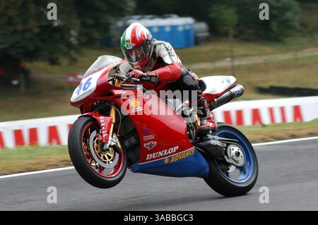 British Supersport Championship Cadwell Park Lough Lincolnshire England uk August 2003 Nathan Flanagan (46) mit einem Ducati RS 748 ccm für Team UK Racing/RCL Motorräder Stockfoto
