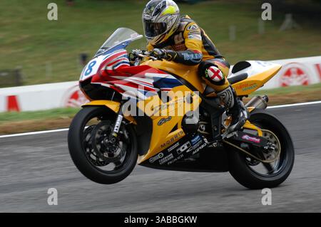 British Supersport Championship BSB Cadwell Park Lough Lincolnshire England uk August 2003 Craig Jones (18) reitet mit einem Triumph Daytona für das Team Triumph Valmoto Stockfoto