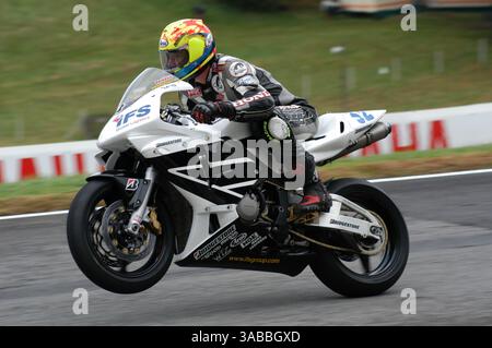 Britis Supersport Championship Cadwell Park Lough Lincolnshire England großbritannien August 2003 Ryan Rainey (32) fuhr eine Honda CBR RR 600 ccm für Team IFS Racing Stockfoto