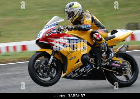 British Supersport Championship Cadwell Park Lough Lincolnshire England uk August 2003 Craig Jones (18) reitet mit einem Triumph Daytona für das Team Triumph Valmoto Stockfoto