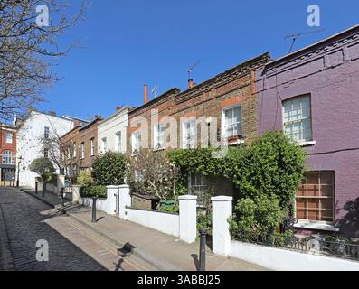 Traditionelle viktorianische Cottages auf der Back Lane, Hampstead, London, Großbritannien. Enge, gepflasterte Straße in einer der wohlhabendsten Gegenden Londons. Stockfoto