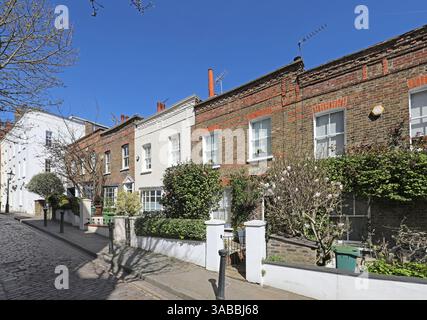 Traditionelle viktorianische Cottages auf der Back Lane, Hampstead, London, Großbritannien. Enge, gepflasterte Straße in einer der wohlhabendsten Gegenden Londons. Stockfoto