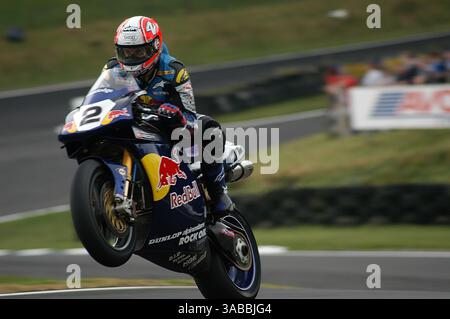 BSB Cadwell Park Lough Lincolnshire England uk August 2003 Michael Rutter (2) reitet für das Team Renegade Ducati auf einem Ducati F02 998 Stockfoto