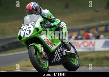 BSB Cadwell Park Lough Lincolnshire England uk August 2003 Glen Richards (75) mit einem Kawasaki ZX7 RR 750 für das Team Hawk Kawasaki Stockfoto