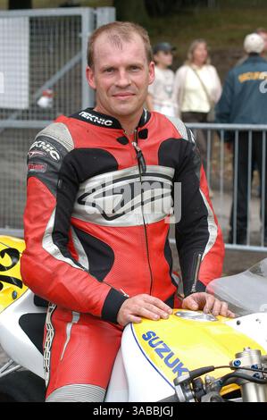 BSB Cadwell Park Lough Lincolnshire England uk August 2003 Dave Wood (26) (Privateer) in BSB mit einem Suzuki GSXR 1000 für das Team Dave Wood Racing Stockfoto