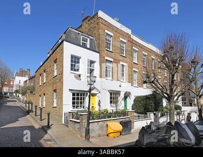 Elegante georgianische Häuser an der Ecke Flask Walk und Back Lane, Hampstead, London, Großbritannien. Eine der wohlhabendsten Gegenden Londons. Stockfoto