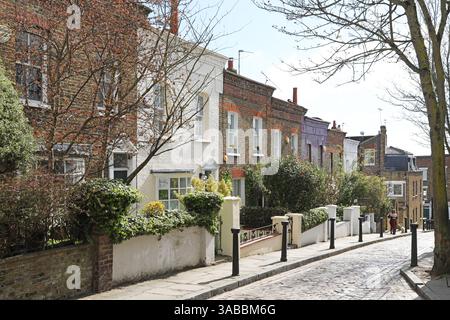Traditionelle viktorianische Cottages auf der Back Lane, Hampstead, London, Großbritannien. Enge, gepflasterte Straße in einer der wohlhabendsten Gegenden Londons. Stockfoto
