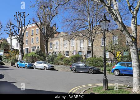 Traditionelle viktorianische Hütten am Flask Walk, Hampstead, London, Großbritannien. Eine der wohlhabendsten Gegenden Londons. Stockfoto