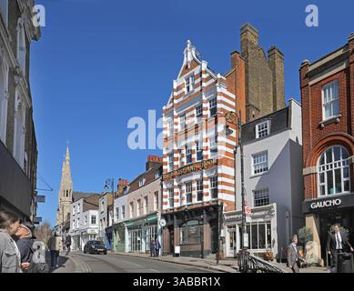 Geschäfte, Bars und Restaurants in der Heath Street, Hampstead, London NW3. Eine der wohlhabendsten Gegenden Londons. Stockfoto