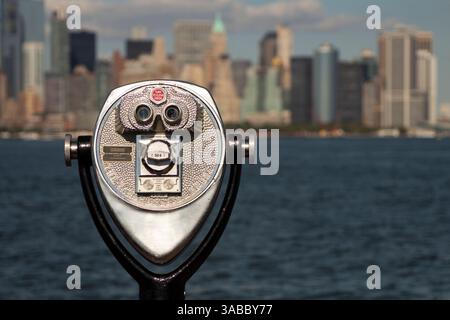 Fernglas von New York, Liberty Island und Blick auf die Skyline von Manhattan an einem sonnigen Tag Stockfoto
