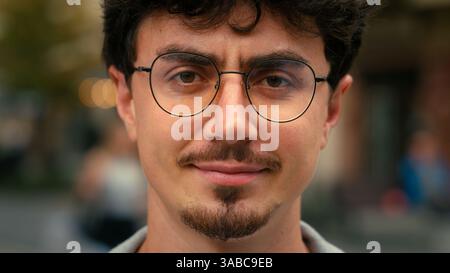 Porträt Kopfschuss lächelnd positiver männlicher hispanischer Mann Mann Mann mit Brille Gesundheit Vision Sehmedizin draußen in der Stadt Straße im Freien schauend Stockfoto