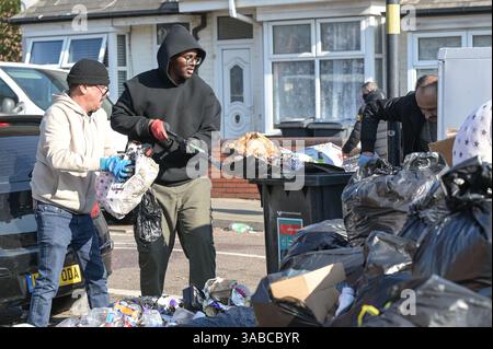 Herrick Road, Birmingham, 2. April 2025: Als Birmingham aufgrund des anhaltenden Streiks zur Müllabfuhr einen großen Vorfall erklärte, kamen Mitglieder der Gemeinde in Kraft, um den mit Fliegenkippen versehenen Müll von einer Straßenecke im Alum Rock Gebiet der Stadt zu beseitigen, nachdem er am Dienstag Abend in Brand gesetzt wurde. Fünfundzwanzig Freiwillige brachten den Abfall zu einer Müllsammelstelle in 100 Metern Entfernung. An der Müllsammelstelle häuften sich Warteschlangen an, als die Leute ihre eigenen Mülltonnen und Müllsäcke mitbrachten, um sie zu entsorgen, nachdem sie wochenlang keine Sammlungen mehr gesammelt hatten. Community-Mitglied Shaukat Mahmood, 53 aus Alum Rock Stockfoto