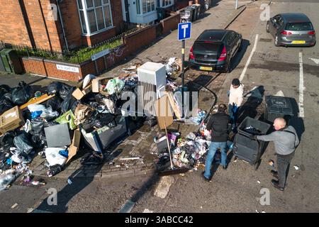 Herrick Road, Birmingham, 2. April 2025: Als Birmingham aufgrund des anhaltenden Streiks zur Müllabfuhr einen großen Vorfall erklärte, kamen Mitglieder der Gemeinde in Kraft, um den mit Fliegenkippen versehenen Müll von einer Straßenecke im Alum Rock Gebiet der Stadt zu beseitigen, nachdem er am Dienstag Abend in Brand gesetzt wurde. Fünfundzwanzig Freiwillige brachten den Abfall zu einer Müllsammelstelle in 100 Metern Entfernung. An der Müllsammelstelle häuften sich Warteschlangen an, als die Leute ihre eigenen Mülltonnen und Müllsäcke mitbrachten, um sie zu entsorgen, nachdem sie wochenlang keine Sammlungen mehr gesammelt hatten. Community-Mitglied Shaukat Mahmood, 53 aus Alum Rock Stockfoto