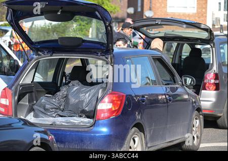 Herrick Road, Birmingham, 2. April 2025: Als Birmingham aufgrund des anhaltenden Streiks zur Müllabfuhr einen großen Vorfall erklärte, kamen Mitglieder der Gemeinde in Kraft, um den mit Fliegenkippen versehenen Müll von einer Straßenecke im Alum Rock Gebiet der Stadt zu beseitigen, nachdem er am Dienstag Abend in Brand gesetzt wurde. Fünfundzwanzig Freiwillige brachten den Abfall zu einer Müllsammelstelle in 100 Metern Entfernung. An der Müllsammelstelle häuften sich Warteschlangen an, als die Leute ihre eigenen Mülltonnen und Müllsäcke mitbrachten, um sie zu entsorgen, nachdem sie wochenlang keine Sammlungen mehr gesammelt hatten. Community-Mitglied Shaukat Mahmood, 53 aus Alum Rock Stockfoto