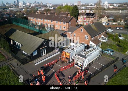 Herrick Road, Birmingham, 2. April 2025: Als Birmingham aufgrund des anhaltenden Streiks zur Müllabfuhr einen großen Vorfall erklärte, kamen Mitglieder der Gemeinde in Kraft, um den mit Fliegenkippen versehenen Müll von einer Straßenecke im Alum Rock Gebiet der Stadt zu beseitigen, nachdem er am Dienstag Abend in Brand gesetzt wurde. Fünfundzwanzig Freiwillige brachten den Abfall zu einer Müllsammelstelle in 100 Metern Entfernung. An der Müllsammelstelle häuften sich Warteschlangen an, als die Leute ihre eigenen Mülltonnen und Müllsäcke mitbrachten, um sie zu entsorgen, nachdem sie wochenlang keine Sammlungen mehr gesammelt hatten. Community-Mitglied Shaukat Mahmood, 53 aus Alum Rock Stockfoto