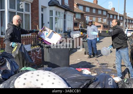 Herrick Road, Birmingham, 2. April 2025: Als Birmingham aufgrund des anhaltenden Streiks zur Müllabfuhr einen großen Vorfall erklärte, kamen Mitglieder der Gemeinde in Kraft, um den mit Fliegenkippen versehenen Müll von einer Straßenecke im Alum Rock Gebiet der Stadt zu beseitigen, nachdem er am Dienstag Abend in Brand gesetzt wurde. Fünfundzwanzig Freiwillige brachten den Abfall zu einer Müllsammelstelle in 100 Metern Entfernung. An der Müllsammelstelle häuften sich Warteschlangen an, als die Leute ihre eigenen Mülltonnen und Müllsäcke mitbrachten, um sie zu entsorgen, nachdem sie wochenlang keine Sammlungen mehr gesammelt hatten. Community-Mitglied Shaukat Mahmood, 53 aus Alum Rock Stockfoto