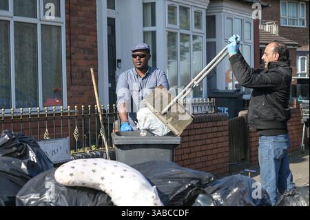 Herrick Road, Birmingham, 2. April 2025: Als Birmingham aufgrund des anhaltenden Streiks zur Müllabfuhr einen großen Vorfall erklärte, kamen Mitglieder der Gemeinde in Kraft, um den mit Fliegenkippen versehenen Müll von einer Straßenecke im Alum Rock Gebiet der Stadt zu beseitigen, nachdem er am Dienstag Abend in Brand gesetzt wurde. Fünfundzwanzig Freiwillige brachten den Abfall zu einer Müllsammelstelle in 100 Metern Entfernung. An der Müllsammelstelle häuften sich Warteschlangen an, als die Leute ihre eigenen Mülltonnen und Müllsäcke mitbrachten, um sie zu entsorgen, nachdem sie wochenlang keine Sammlungen mehr gesammelt hatten. Community-Mitglied Shaukat Mahmood, 53 aus Alum Rock Stockfoto