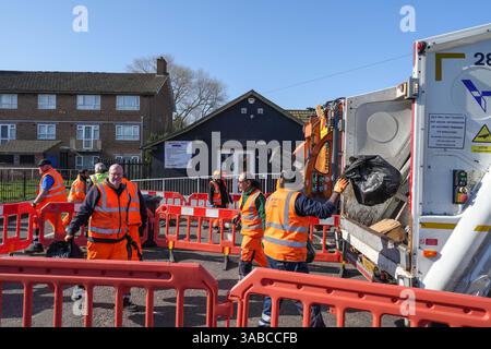 Herrick Road, Birmingham, 2. April 2025: Als Birmingham aufgrund des anhaltenden Streiks zur Müllabfuhr einen großen Vorfall erklärte, kamen Mitglieder der Gemeinde in Kraft, um den mit Fliegenkippen versehenen Müll von einer Straßenecke im Alum Rock Gebiet der Stadt zu beseitigen, nachdem er am Dienstag Abend in Brand gesetzt wurde. Fünfundzwanzig Freiwillige brachten den Abfall zu einer Müllsammelstelle in 100 Metern Entfernung. An der Müllsammelstelle häuften sich Warteschlangen an, als die Leute ihre eigenen Mülltonnen und Müllsäcke mitbrachten, um sie zu entsorgen, nachdem sie wochenlang keine Sammlungen mehr gesammelt hatten. Community-Mitglied Shaukat Mahmood, 53 aus Alum Rock Stockfoto