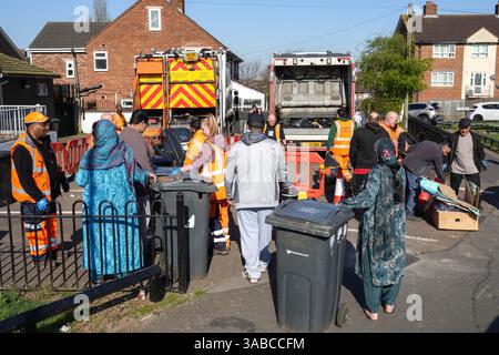 Herrick Road, Birmingham, 2. April 2025: Als Birmingham aufgrund des anhaltenden Streiks zur Müllabfuhr einen großen Vorfall erklärte, kamen Mitglieder der Gemeinde in Kraft, um den mit Fliegenkippen versehenen Müll von einer Straßenecke im Alum Rock Gebiet der Stadt zu beseitigen, nachdem er am Dienstag Abend in Brand gesetzt wurde. Fünfundzwanzig Freiwillige brachten den Abfall zu einer Müllsammelstelle in 100 Metern Entfernung. An der Müllsammelstelle häuften sich Warteschlangen an, als die Leute ihre eigenen Mülltonnen und Müllsäcke mitbrachten, um sie zu entsorgen, nachdem sie wochenlang keine Sammlungen mehr gesammelt hatten. Community-Mitglied Shaukat Mahmood, 53 aus Alum Rock Stockfoto