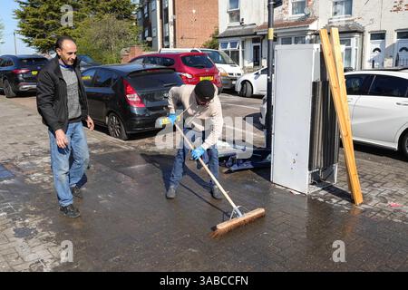 Herrick Road, Birmingham, 2. April 2025: Als Birmingham aufgrund des anhaltenden Streiks zur Müllabfuhr einen großen Vorfall erklärte, kamen Mitglieder der Gemeinde in Kraft, um den mit Fliegenkippen versehenen Müll von einer Straßenecke im Alum Rock Gebiet der Stadt zu beseitigen, nachdem er am Dienstag Abend in Brand gesetzt wurde. Fünfundzwanzig Freiwillige brachten den Abfall zu einer Müllsammelstelle in 100 Metern Entfernung. An der Müllsammelstelle häuften sich Warteschlangen an, als die Leute ihre eigenen Mülltonnen und Müllsäcke mitbrachten, um sie zu entsorgen, nachdem sie wochenlang keine Sammlungen mehr gesammelt hatten. Community-Mitglied Shaukat Mahmood, 53 aus Alum Rock Stockfoto