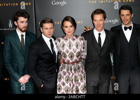 Matthew Beard, Allen Leech, Keira Knightley, Benedict Cumberbatch und Matthew Goode bei der Premiere von „The Imitation Game“ im Ziegfeld Theater in New York City am 17. November 2014 Stockfoto