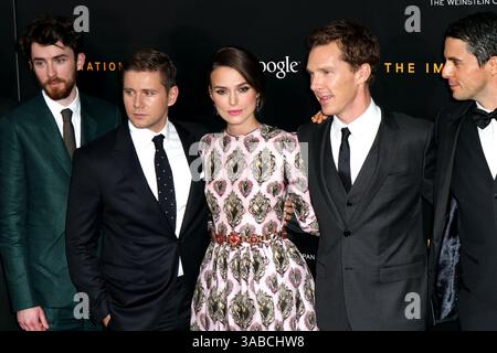 Matthew Beard, Allen Leech, Keira Knightley, Benedict Cumberbatch und Matthew Goode bei der Premiere von „The Imitation Game“ im Ziegfeld Theater in New York City am 17. November 2014 Stockfoto