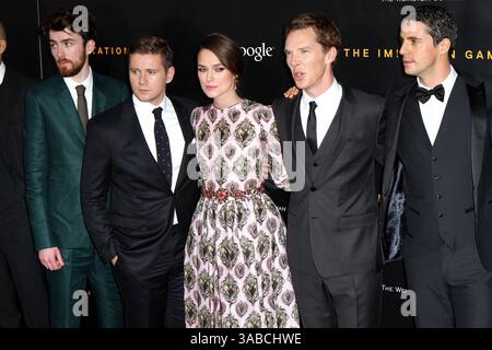 Matthew Beard, Allen Leech, Keira Knightley, Benedict Cumberbatch und Matthew Goode bei der Premiere von „The Imitation Game“ im Ziegfeld Theater in New York City am 17. November 2014 Stockfoto