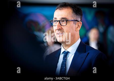 CEM Oezdemir Buendnis 90/die Gruenen, Bundesminister für Landwirtschaft und Ernaehrung und Bundesminister für Bildung und Forschung, aufgenommen im Rahmen einer Kabinettssitzung. Berlin, 02.04.2025. Berlin Deutschland *** Cem Oezdemir Buendnis 90 die Gruenen , Bundesminister für Landwirtschaft und Ernährung und Bundesminister für Bildung und Forschung, aufgezeichnet in einer Kabinettssitzung Berlin, 02 04 2025 Berlin Deutschland Copyright: XAmreixSchulzx Stockfoto