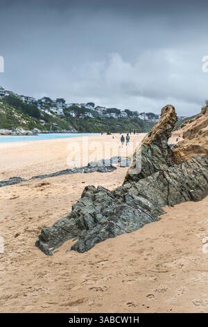 Felsen, die durch Erosion des Sanddünen-Systems am Crantock Beach in Newquay in Cornwall in Großbritannien freigelegt wurden. Stockfoto