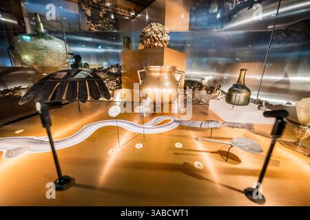 London, Großbritannien. April 2025. Große Glasflasche (am Ufer gefunden), 1600-1650 - Eröffnung der großen Ausstellung Secrets of the Thames: Mudlarking London's Lost Treasures, die vom 4. April 2025 bis 1. März 2026 stattfindet. Mit über 350 schlammigen Objekten, einschließlich des national bedeutenden Eisenzeit Battersea Shield, einem personalisierten Wikingerdolch, einem mittelalterlichen Goldring. Guy Bell/Alamy Live News Stockfoto