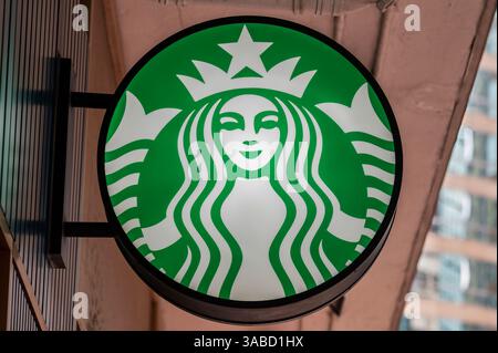 Das amerikanische Starbucks Coffee Logo der multinationalen Kette in Hongkong. (Foto: Sebastian ng / SOPA Images/SIPA USA) Stockfoto