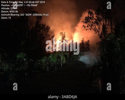 4. Mai 2018: Leilani Estates, Hawaii, USA: Um 5:57 Uhr HST in der Unterabteilung Leilani Estates, kurz bevor sich eine Spalte in der Kaupili Street öffnete. Eine neue Lavaspalte begann gegen 1:00 Uhr HST in der Lower East Rift Zone des Kilauea Volcano in der Makamae und Leilani Street in der Leilani Estates Unterdivision. Zum Zeitpunkt dieses Fotos wurden Spritzer in einer Höhe von etwa 30 m (ca. 100 ft) geworfen. Aus aktiven Fissuren werden reichlich Schwefeldioxid-Gas emittiert, das vermieden werden sollte. Die Eruption ist dynamisch, und Änderungen können mit wenig Warnung auftreten. (Kreditbild: © USGS/ZUMA Stockfoto