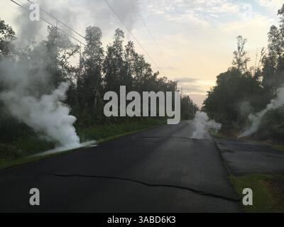 4. Mai 2018: Leilani Estates, Hawaii, USA: Ein neuer Lavafleck begann gegen 1:00 Uhr HST in der Lower East Rift Zone des Kilauea Volcano auf den Makamae Street und Leilani Street in der Unterteilung Leilani Estates. Spritzer wurden zum Zeitpunkt des Fotos etwa 100 Meter hoch geworfen. Aus aktiven Fissuren werden reichlich Schwefeldioxid-Gas emittiert, das vermieden werden sollte. Die Eruption ist dynamisch, und Änderungen können mit wenig Warnung auftreten. (Kreditbild: © USGS/ZUMA Wire/ZUMAPRESS.com) Stockfoto