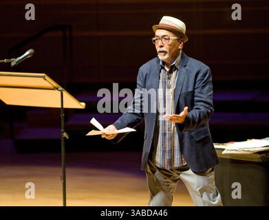 14. März 2017: Costa Mesa, Kalifornien, USA – der US-Dichter JUAN FELIPE HERRERA spricht bei der jährlichen Creative Edge Lecture in der Rene and Henry Segerstrom Concert Hall mit Lehrern und Schulleitern des ArtsOC. (Kreditbild: © Nicholas Koon Via ZUMA Wire) Stockfoto