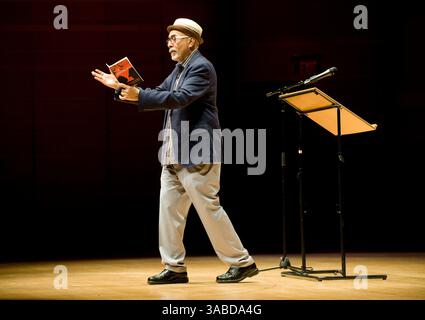 14. März 2017: Costa Mesa, Kalifornien, USA – der US-Dichter JUAN FELIPE HERRERA spricht bei der jährlichen Creative Edge Lecture in der Rene and Henry Segerstrom Concert Hall mit Lehrern und Schulleitern des ArtsOC. (Kreditbild: © Nicholas Koon Via ZUMA Wire) Stockfoto