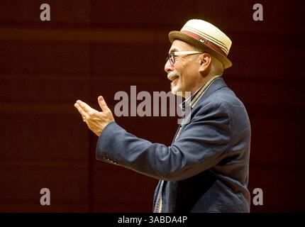 14. März 2017: Costa Mesa, Kalifornien, USA – der US-Dichter JUAN FELIPE HERRERA spricht bei der jährlichen Creative Edge Lecture in der Rene and Henry Segerstrom Concert Hall mit Lehrern und Schulleitern des ArtsOC. (Kreditbild: © Nicholas Koon Via ZUMA Wire) Stockfoto