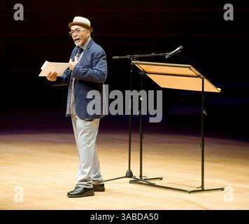 14. März 2017: Costa Mesa, Kalifornien, USA – der US-Dichter JUAN FELIPE HERRERA spricht bei der jährlichen Creative Edge Lecture in der Rene and Henry Segerstrom Concert Hall mit Lehrern und Schulleitern des ArtsOC. (Kreditbild: © Nicholas Koon Via ZUMA Wire) Stockfoto