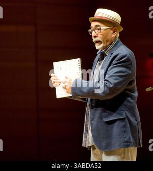 14. März 2017: Costa Mesa, Kalifornien, USA – der US-Dichter JUAN FELIPE HERRERA spricht bei der jährlichen Creative Edge Lecture in der Rene and Henry Segerstrom Concert Hall mit Lehrern und Schulleitern des ArtsOC. (Kreditbild: © Nicholas Koon Via ZUMA Wire) Stockfoto