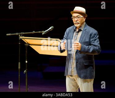 14. März 2017: Costa Mesa, Kalifornien, USA – der US-Dichter JUAN FELIPE HERRERA spricht bei der jährlichen Creative Edge Lecture in der Rene and Henry Segerstrom Concert Hall mit Lehrern und Schulleitern des ArtsOC. (Kreditbild: © Nicholas Koon Via ZUMA Wire) Stockfoto