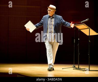 14. März 2017: Costa Mesa, Kalifornien, USA – der US-Dichter JUAN FELIPE HERRERA spricht bei der jährlichen Creative Edge Lecture in der Rene and Henry Segerstrom Concert Hall mit Lehrern und Schulleitern des ArtsOC. (Kreditbild: © Nicholas Koon Via ZUMA Wire) Stockfoto