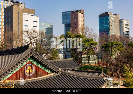 Alte traditionelle Dachziegel des Gebäudes am Bongeunsa Tempel, Seoul, Republik Korea Stockfoto