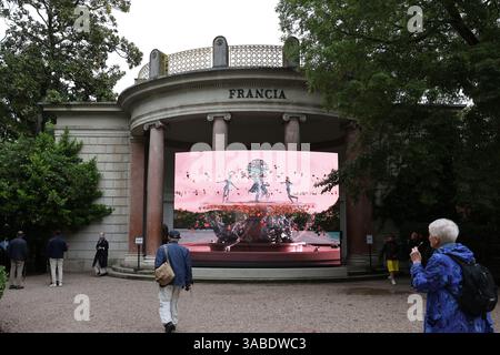Venedig, Italien - 7. Mai 2024: Ausländer überall 60. Venedig Kunstbiennale in Venedig. Bild- und Toninstallation von Julien Creuzet inspiriert von Cari Stockfoto