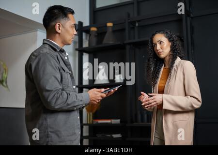 Geschäftsgespräch zwischen zwei Kollegen in einem stilvollen, modernen Büroumfeld Stockfoto